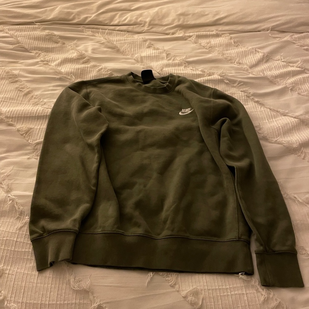 gently used green Nike crew neck.